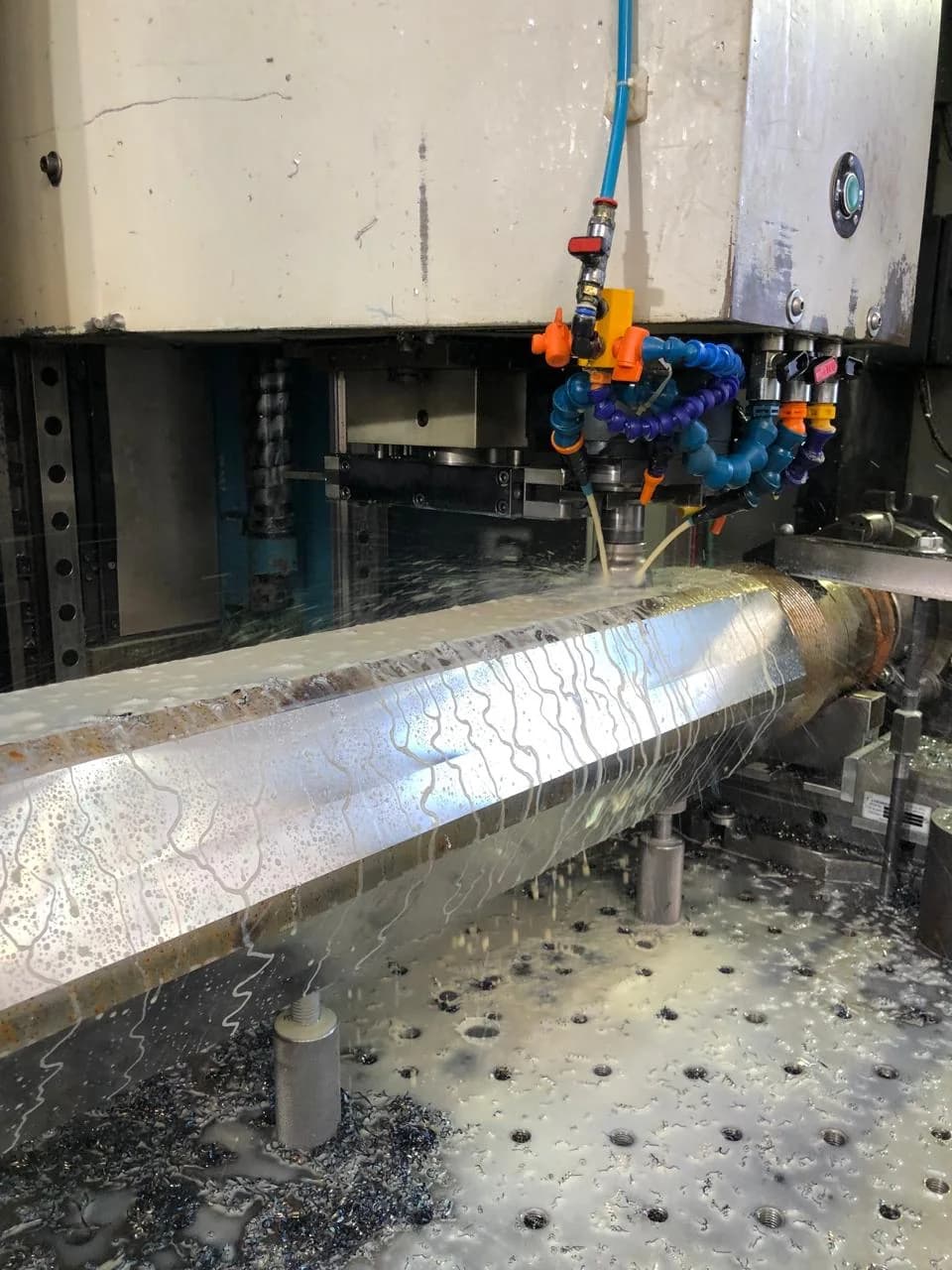 Usinagem de uma peça alongada na produção da Metaler