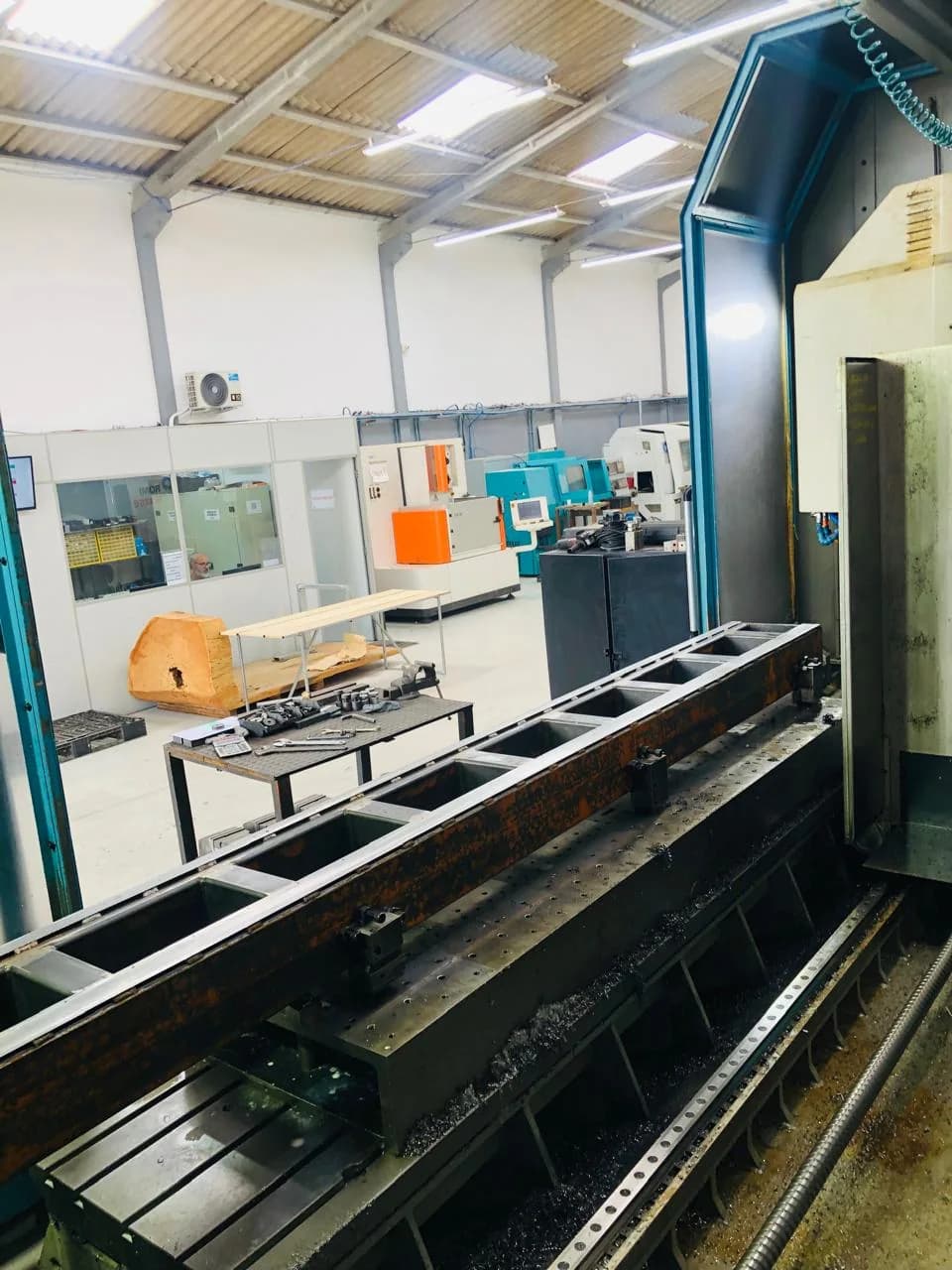 Estrutura alongada posicionada em um centro de usinagem da Metaler