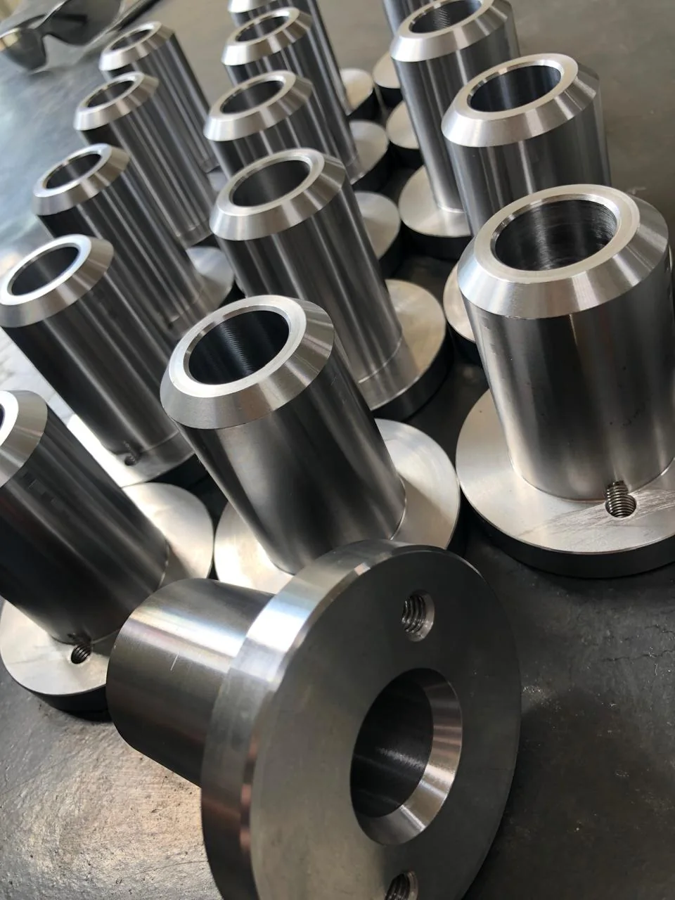 Lote de componentes cilíndricos usinados com flanges
