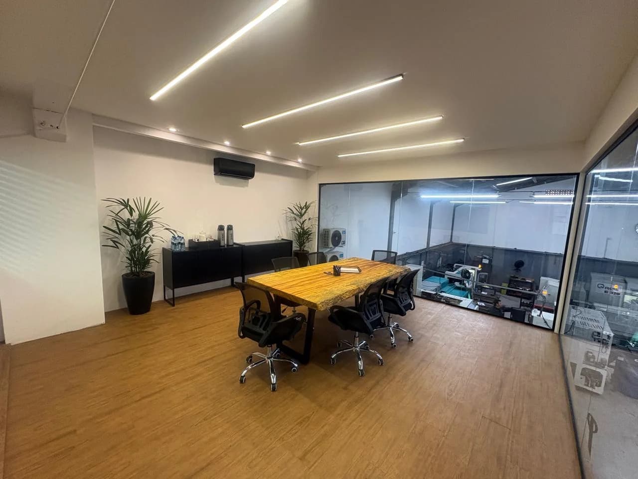 Sala de reuniões da Metaler com vista para o chão de fábrica